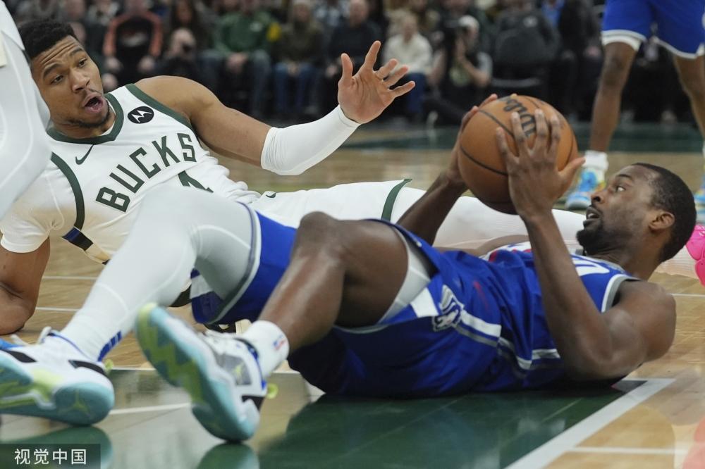 他在接受采 他在接受采