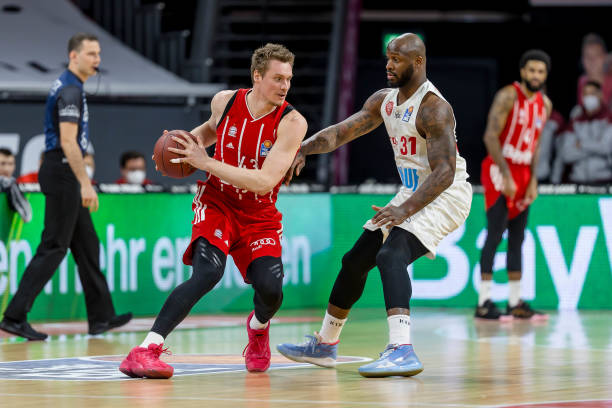 领跑积分榜 领跑积分榜