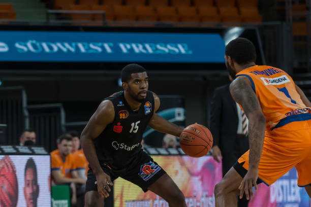 稳固防守的 稳固防守的